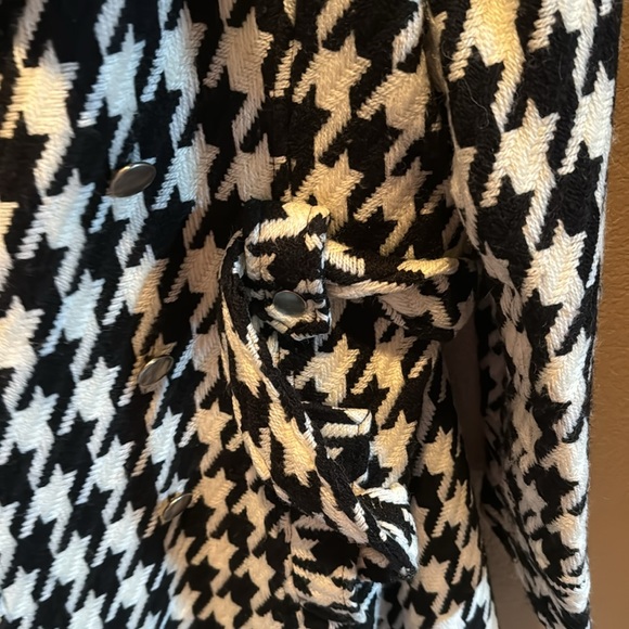 Black & White Coat - Picture 7 of 8